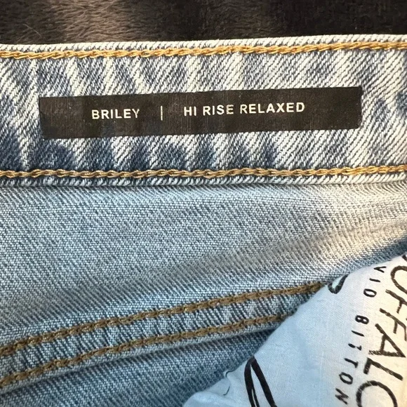 Hi-Rise Relaxed Fit Jean Shorts. Size 29. - Picture 4 of 5